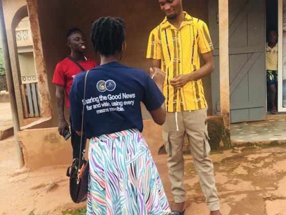 Street witnessing outside a home